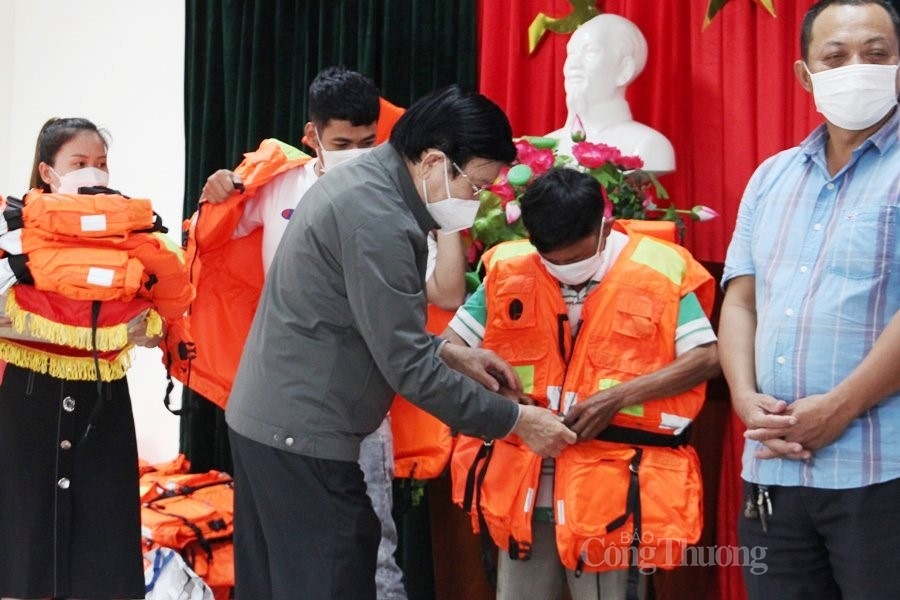 Đà Nẵng: Trao 1.000 áo phao cứu sinh đa năng cho ngư dân