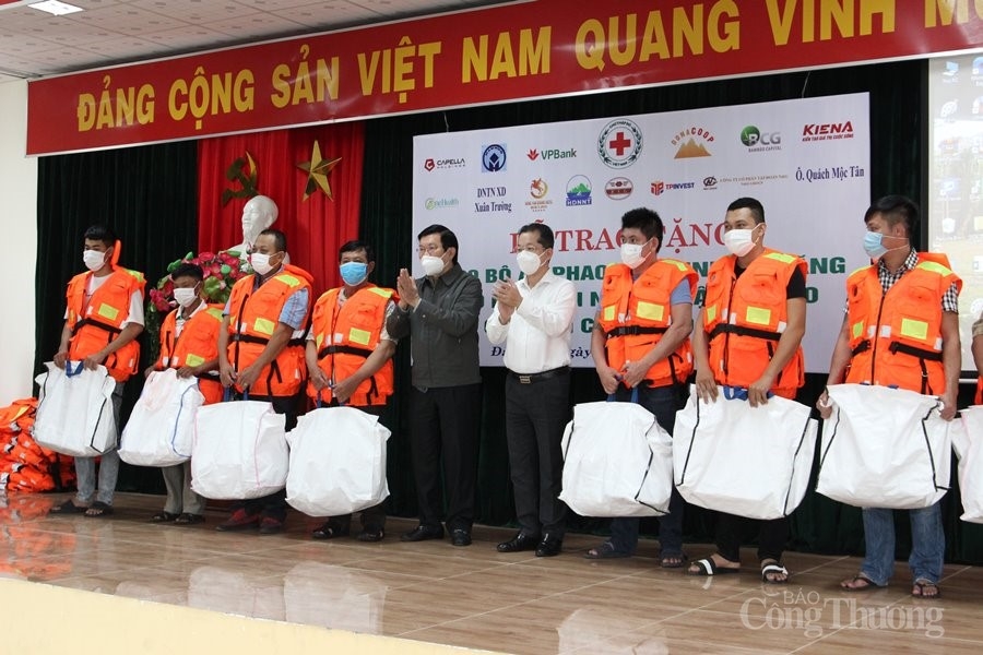 Đà Nẵng: Trao 1.000 áo phao cứu sinh đa năng cho ngư dân