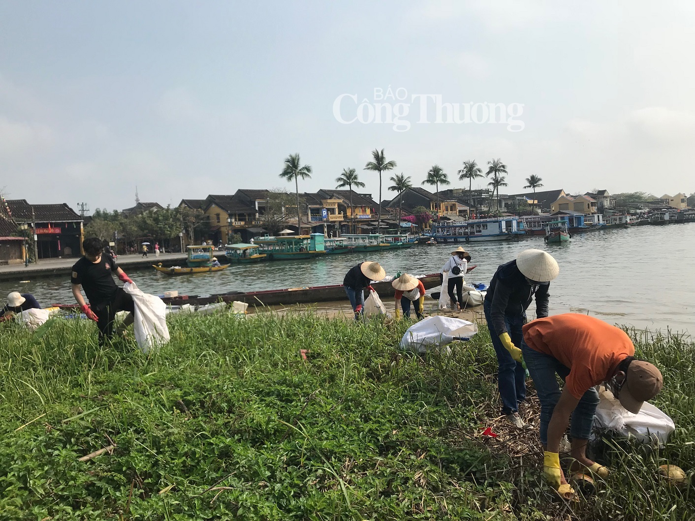 Tham quan phố Hội, du khách chèo thuyền vớt 1 tấn rác trên sông
