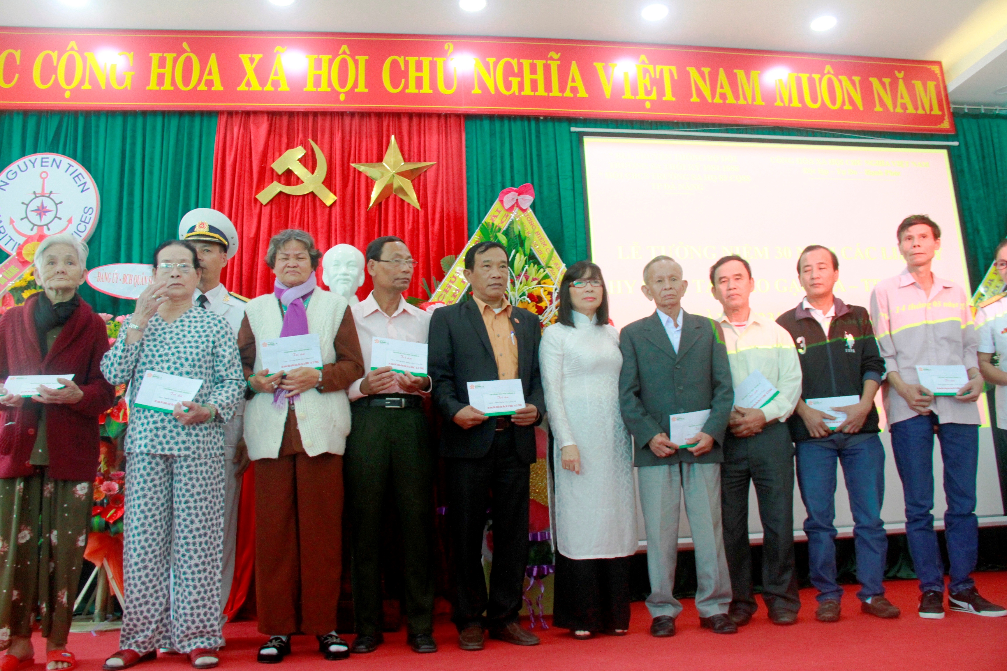 Trường Đại học Đông Á- Trao quà cho cựu binh và gia đình thân nhân liệt sĩ Gạc Ma