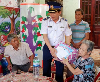 Quảng Ngãi: Cảnh sát biển trao quà cho người dân huyện đảo Lý Sơn