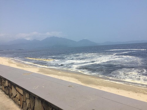 Đà Nẵng: Bờ biển Nguyễn Tất Thành xuất hiện dải nước màu đen