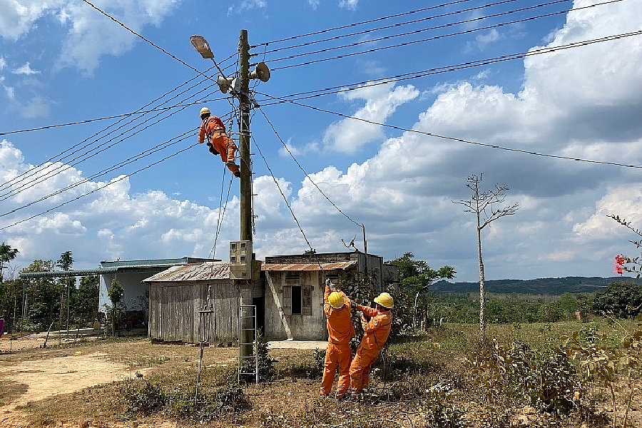 Các đoàn viên thực hiện công trình Thắp sáng đường quê tại thôn Giang Xuân, xã Ea Dắh, huyện Krông Năng
