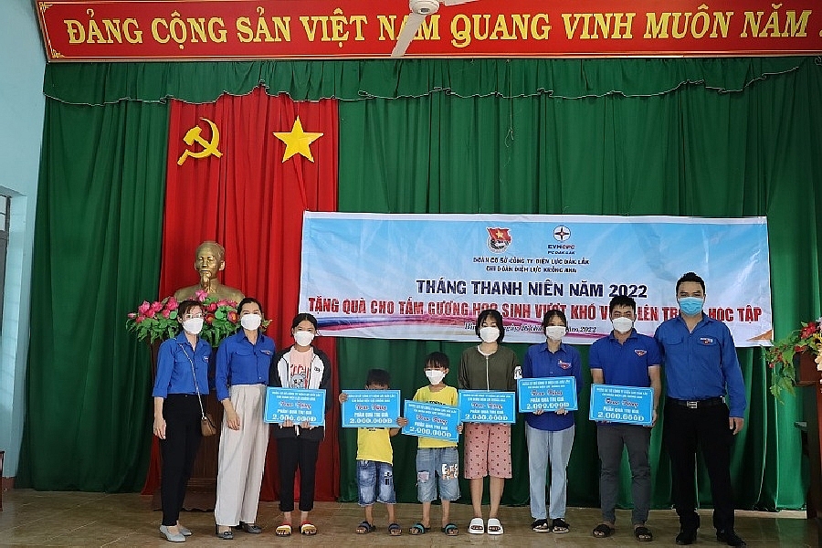 Đoàn cơ sở PC Đắk Lắk, Chi đoàn Điện lực Krông Ana tặng quà cho các học sinh nghèo vượt khó