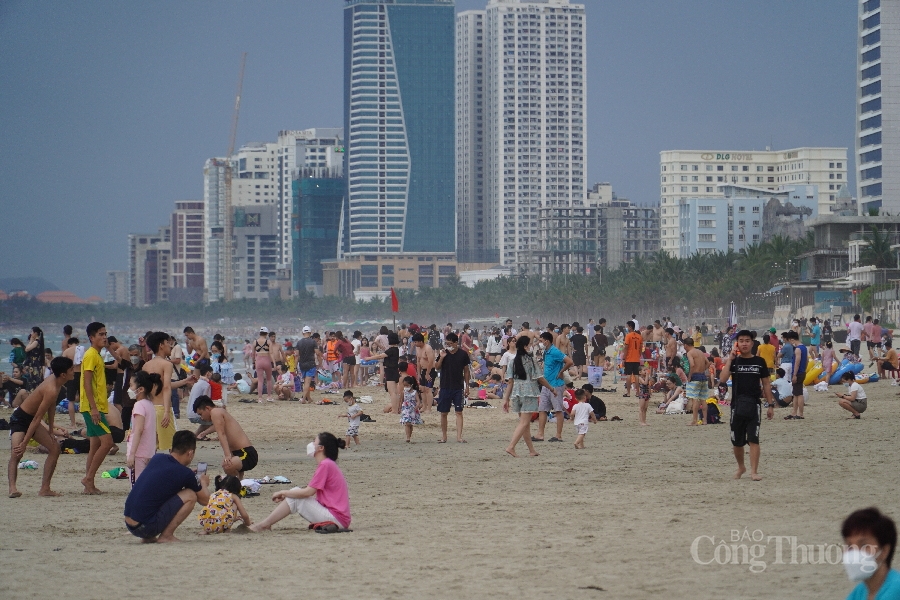 Các bãi biển Đà Nẵng chật ních người những ngày đầu mở cửa du lịch