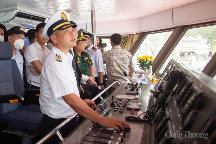 Chính thức đưa vào khai thác tuyến vận tải thuỷ từ bờ ra đảo Đà Nẵng - Lý Sơn