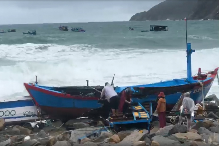Hơn 100 tàu thuyền của ngư dân các tỉnh Nam Trung Bộ bị sóng đánh chìm