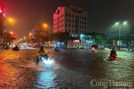 Đà Nẵng: Mưa lớn trái mùa, "phố cũng ngập như sông"
