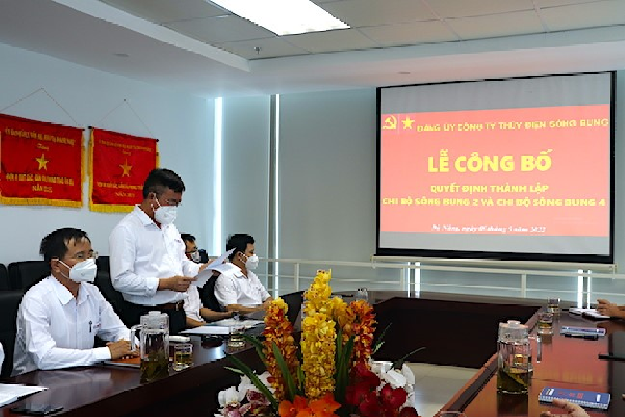 Ông Nguyễn Minh Văn – UV BCH Đảng bộ Công ty đọc Quyết định thành lập 02 Chi bộ.