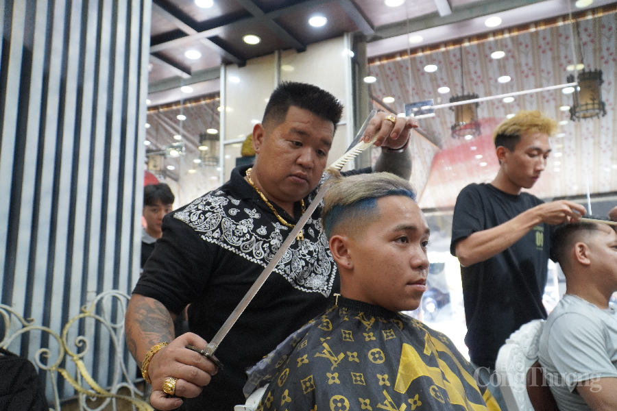 Cắt tóc bằng kiếm Nhật “có một không hai” tại Đà Nẵng