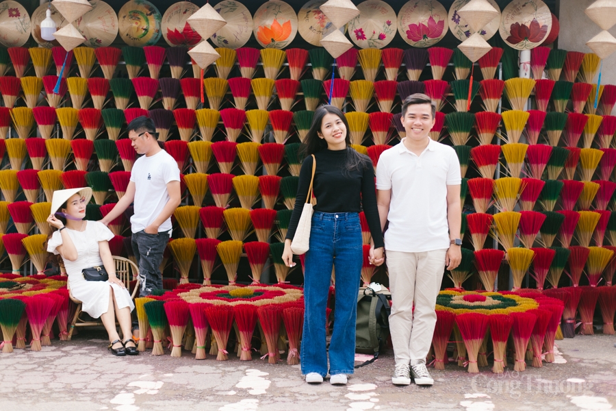 Du khách nô nức check-in tại làng hương Thuỷ Xuân nổi tiếng xứ Huế