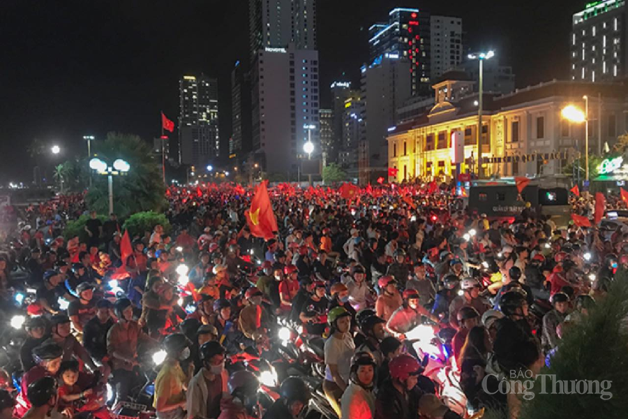 Người dân miền Trung tràn xuống phố mừng U23 Việt Nam vô địch SEA Games