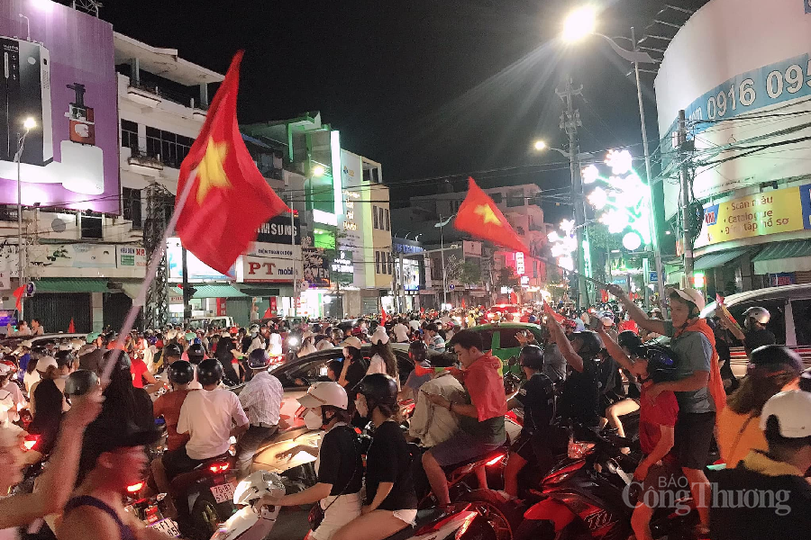 Người dân miền Trung tràn xuống phố mừng U23 Việt Nam vô địch SEA Games