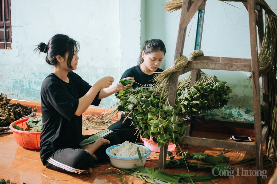 Quảng Nam: Làng bánh ú tro tất bật dịp Tết Đoan Ngọ