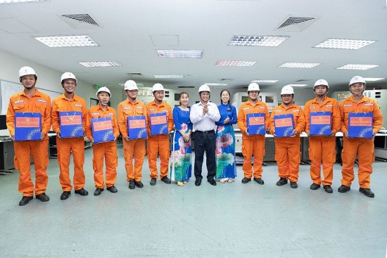 Thủ tướng Phạm Minh Chính đến thăm và làm việc với Tổng công ty Phát điện 2