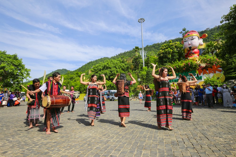 Hoà chung vũ điệu “Tung Tung Za Zá” tại khu du lịch Núi Thần Tài