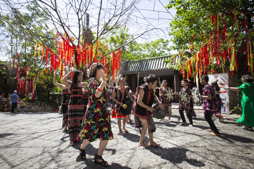 Hoà chung vũ điệu “Tung Tung Za Zá” tại khu du lịch Núi Thần Tài