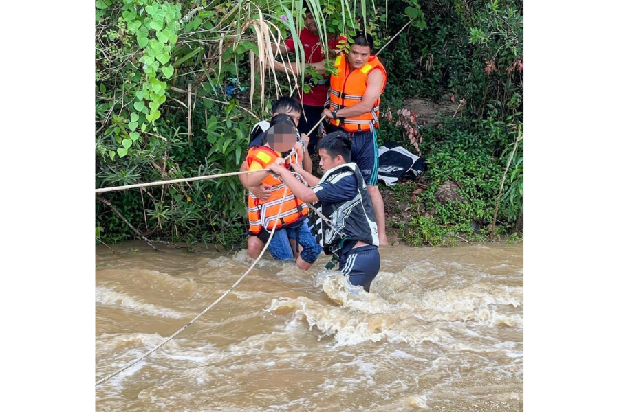 Đà Nẵng: Giải cứu 6 du khách mắc kẹt giữa dòng nước xiết