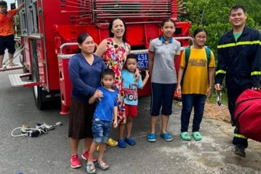 Đà Nẵng: Giải cứu 6 du khách mắc kẹt giữa dòng nước xiết