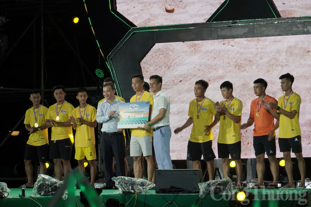 Đà Nẵng: Hàng chục ngàn người tham dự đêm nhạc Lễ hội bóng đá biển Huda