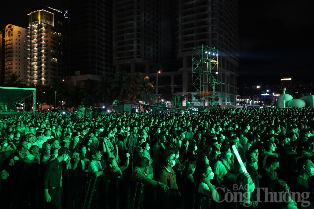 Đà Nẵng: Hàng chục ngàn người tham dự đêm nhạc Lễ hội bóng đá biển Huda