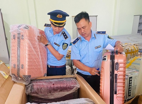 Phú Yên: Tạm giữ hàng nghìn túi xách và hàng hoá trị giá 1 tỷ đồng