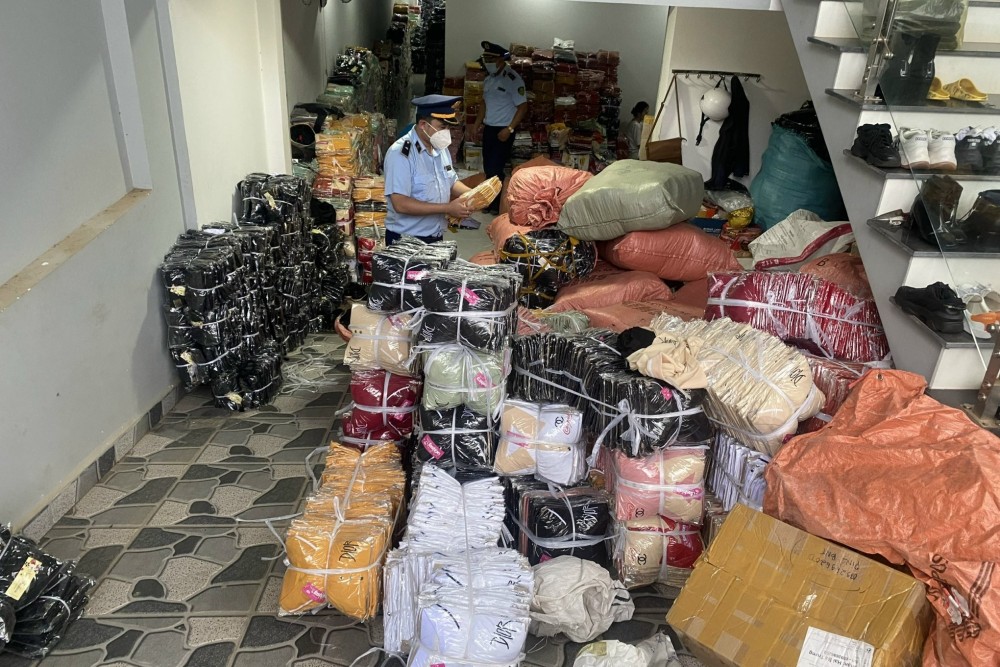 Đắk Lắk: Tạm giữ hơn 5.000 sản phẩm quần, áo không rõ nguồn gốc, xuất xứ
