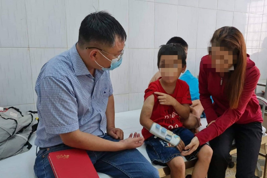 Đắk Lắk: Bé trai 9 tuổi bị bạo hành, khởi tố bà nội và cha ruột
