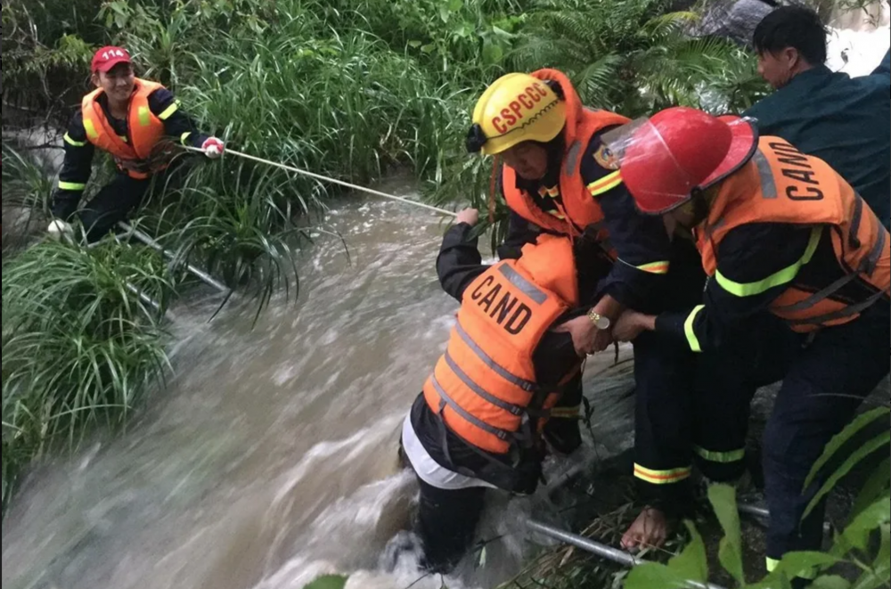 Quảng Nam: Giải cứu thành công 23 du khách mắc kẹt ở suối