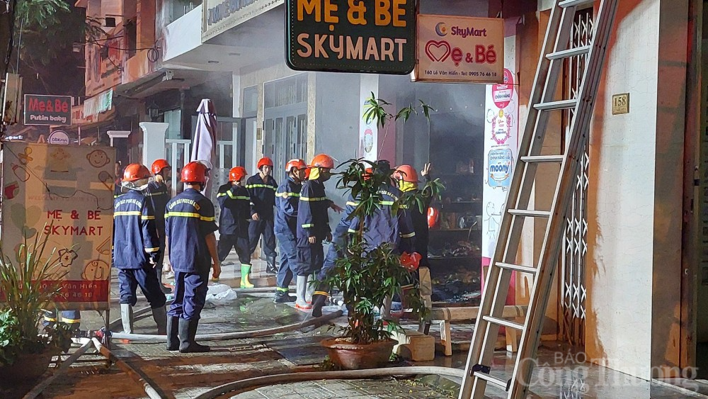 Đà Nẵng: Cháy lớn tại siêu thị đồ mẹ và bé