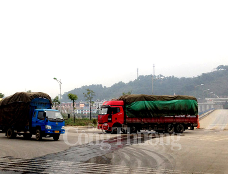 Xuất khẩu qua cửa khẩu quốc tế đường bộ Lào Cai tăng gấp hơn 2 lần