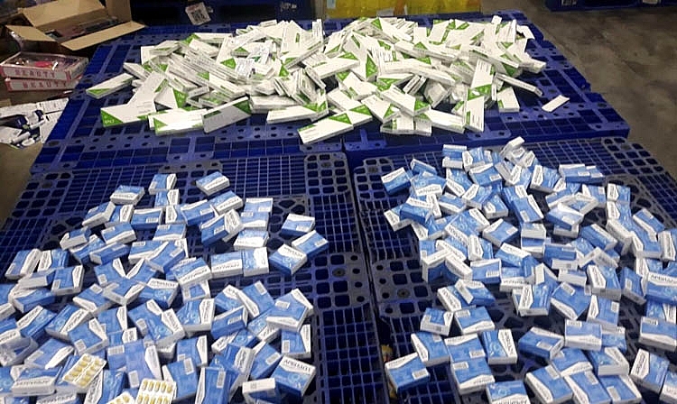 Hải quan bắt giữ hàng trăm hộp thuốc, thiết bị y tế chống dịch nhập khẩu trái phép