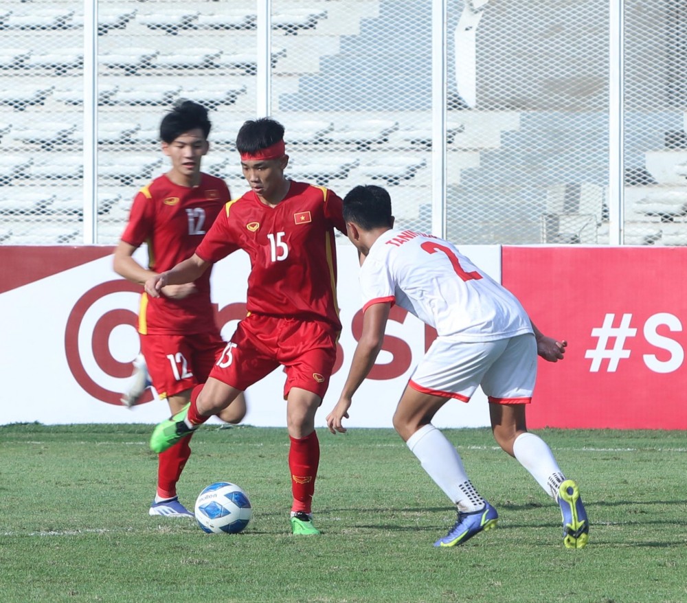 Cầu thủ U19 Việt Nam phải khâu 5 mũi ở đầu