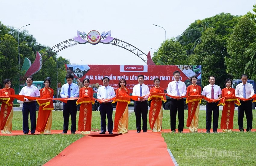 Chùm ảnh: Bộ trưởng Nguyễn Hồng Diên thăm quan gian hàng xúc tiến nông sản tại Hưng Yên