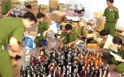 Triệt phá dây chuyền sản xuất rượu giả quy mô lớn tại TP. Hồ Chí Minh