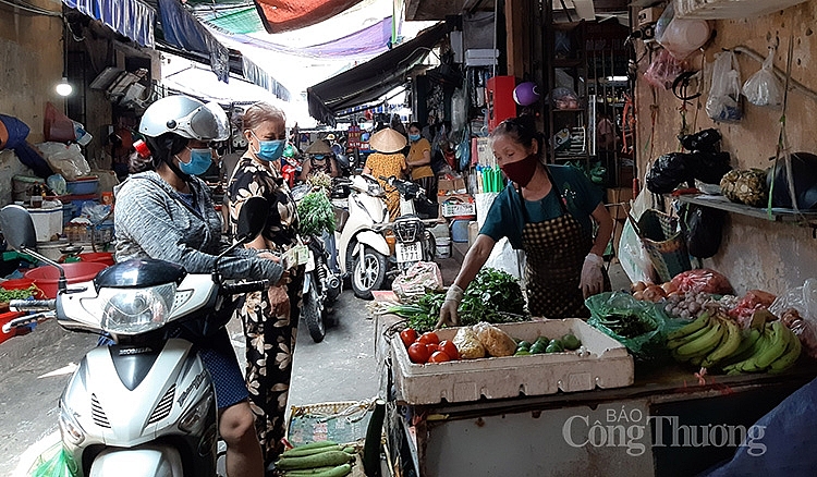 Người tiêu dùng mua hàng hóa tại chợ Nghĩa Tân, quận Cầu Giấy, Hà Nội