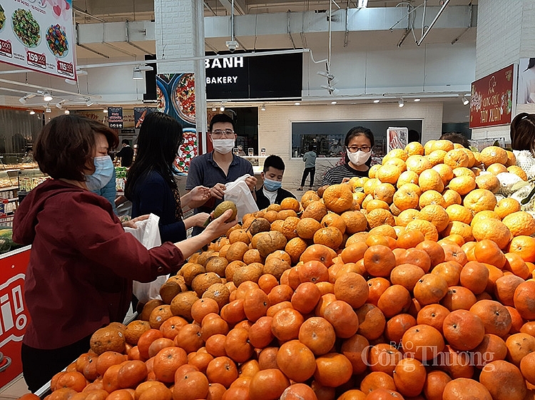 Người tiêu dùng mua sắm hàng hóa tại siêu thị Big C Thăng Long chiều ngày mùng 3 Tết Tân Sửu