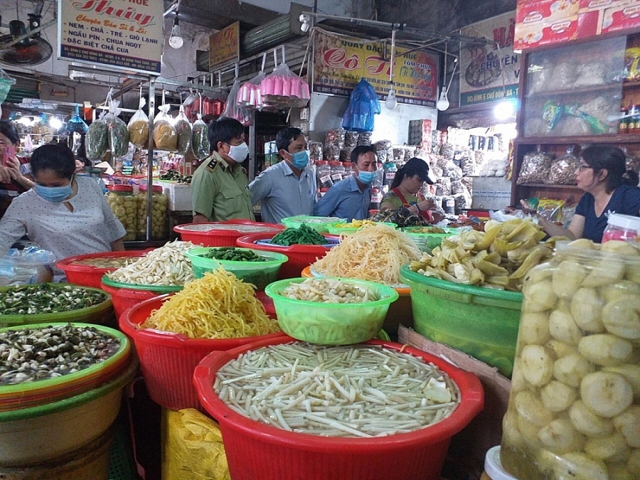 Chi cục An toàn thực phẩm phối hợp với Cục Quản lý thị trường tỉnh Thừa Thiên Huế tăng cường giám sát bảo đảm ATTP trong sản xuất, chế biến, kinh doanh, nhập khẩu và sử dụng thực phẩm để bảo đảm phục vụ nhân dân đón Tết