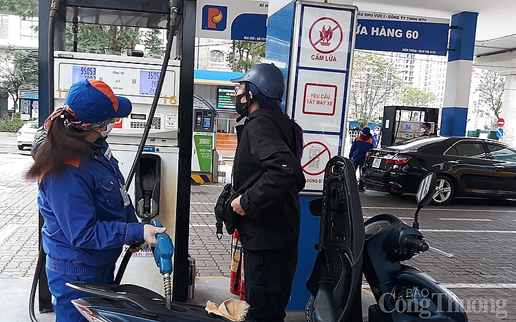 Người dân mua xăng tại cửa Hàng Xăng Dầu Số 60 (địa chỉ 171, Xuân Thủy, phường Dịch Vọng Hậu, quận Cầu Giấy, Hà Nội)