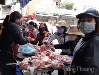 Hà Nội: Chợ dân sinh, siêu thị tấp nập người mua thực phẩm chiều ngày 31/3
