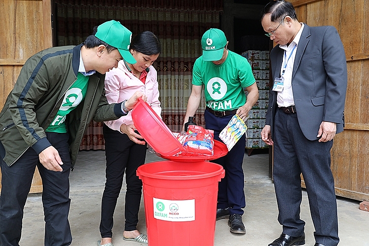 Oxfam cấp phát xô chứa nước 80L kèm bộ dụng cụ vệ sinh hộ gia đình. Credit_ Thông Hải_TTXVN