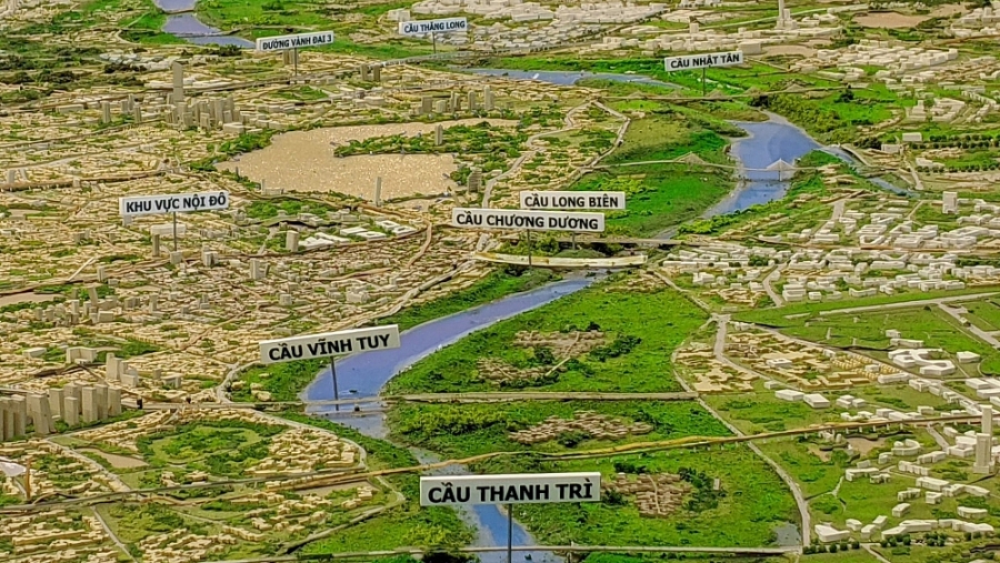 Trong quy hoạch phân khu đô thị lần này, Hà Nội đã nghiên cứu quy hoạch 8 bãi sông Hồng. Theo đồ án quy hoạch, ở giai đoạn 1, Hà Nội sẽ xây mới 6 cây cầu bắc qua sông Hồng.