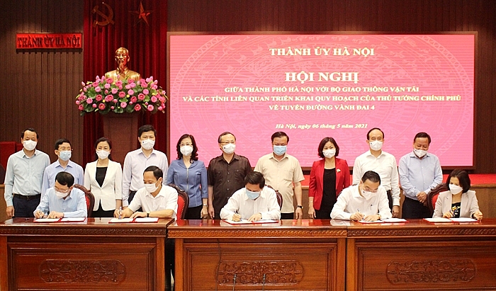 Ký kết Thỏa thuận hợp tác giữa Bộ Giao thông Vận tải và TP Hà Nội cùng các tỉnh liên quan về triển khai tuyến đường vành đai 4