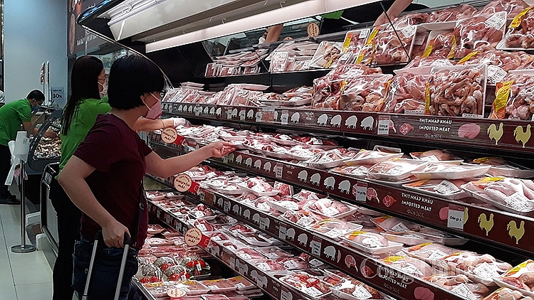 Người dân mua hàng tại siêu thị Fuji Mart Hoàng Cầu ngày 7/5