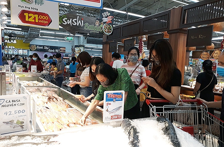 Người dân mua hàng tại siêu thị Big Thăng Long ngày 7/5