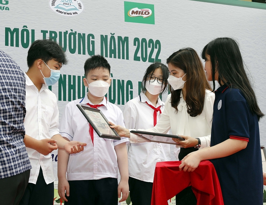Đại diện Nestlé Việt Nam trao tặng Chứng nhận cho các cá nhân đạt giải Cuộc thi “Tháng hành động Nói không với ống hút nhựa dùng một lần”