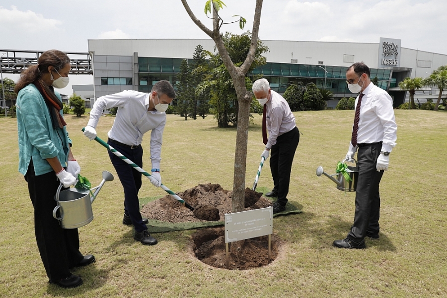 Đại sứ Thụy Sỹ tại Việt Nam cùng cán bộ Đại sứ quán trồng cây tại khuôn viên nhà máy Nestlé Bông Sen