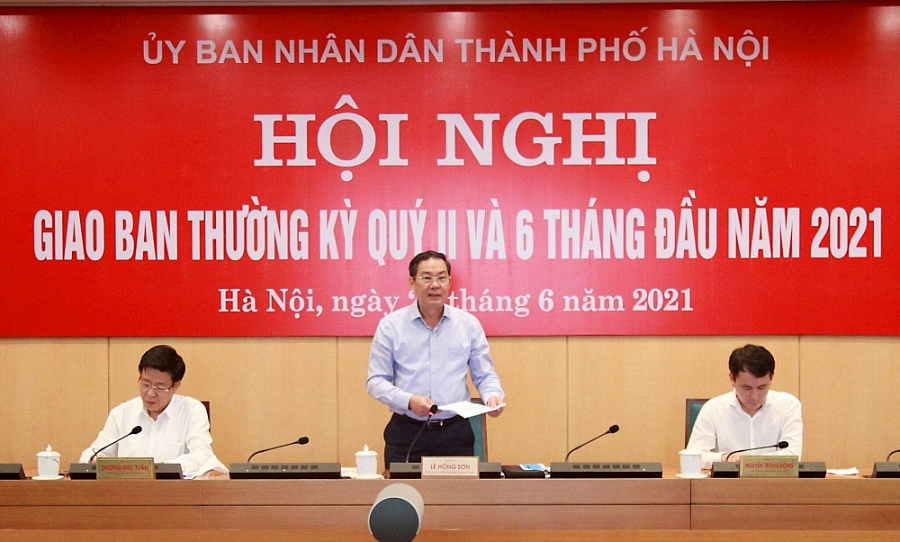 Phó Chủ tịch UBND thành phố Hà Nội Lê Hồng Sơn phát biểu tại hội nghị.