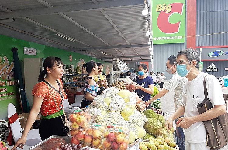 Khách hàng thăm quan mua sắm nông sản Sơn La