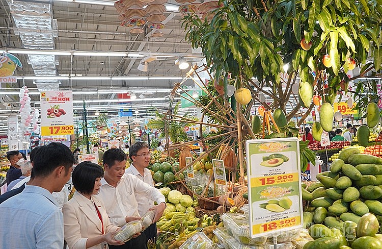 Xoài và nông sản an toàn tỉnh Sơn La đang được bày bán trong siêu thị Big C - Thăng Long